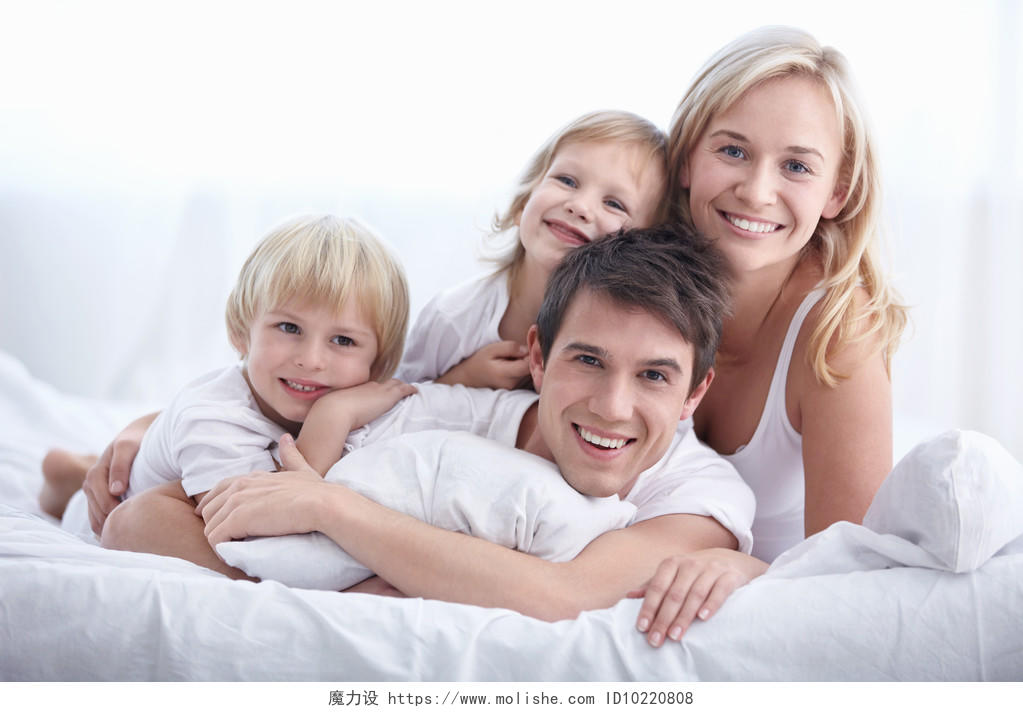 温馨家庭一家人一家四口亲子床上开心微笑幸福一家人
